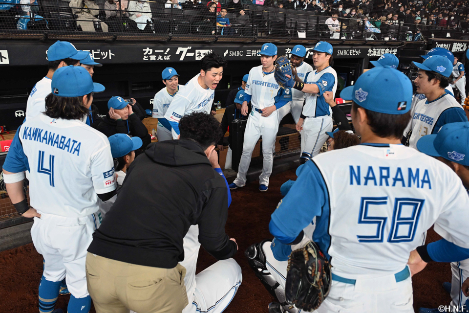 試合前、円陣を組む選手たち