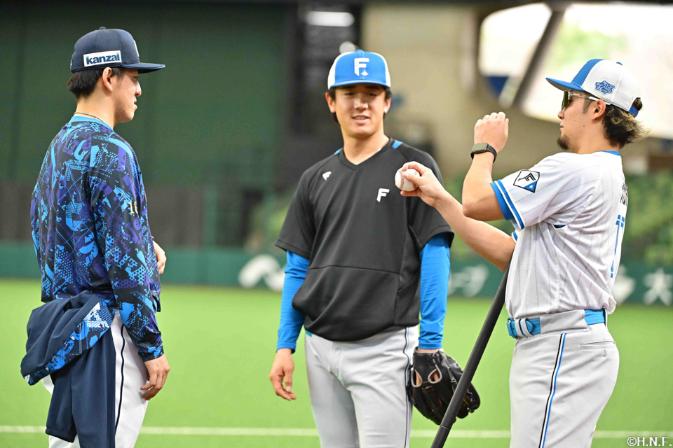 練習前の選手達01