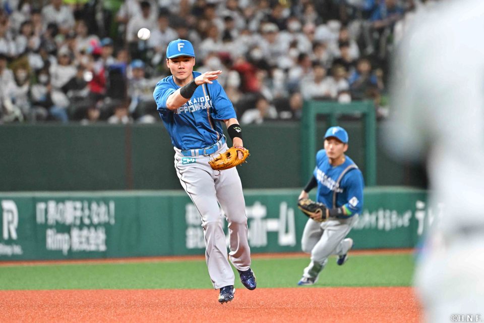 3回裏、好守を見せる清宮選手