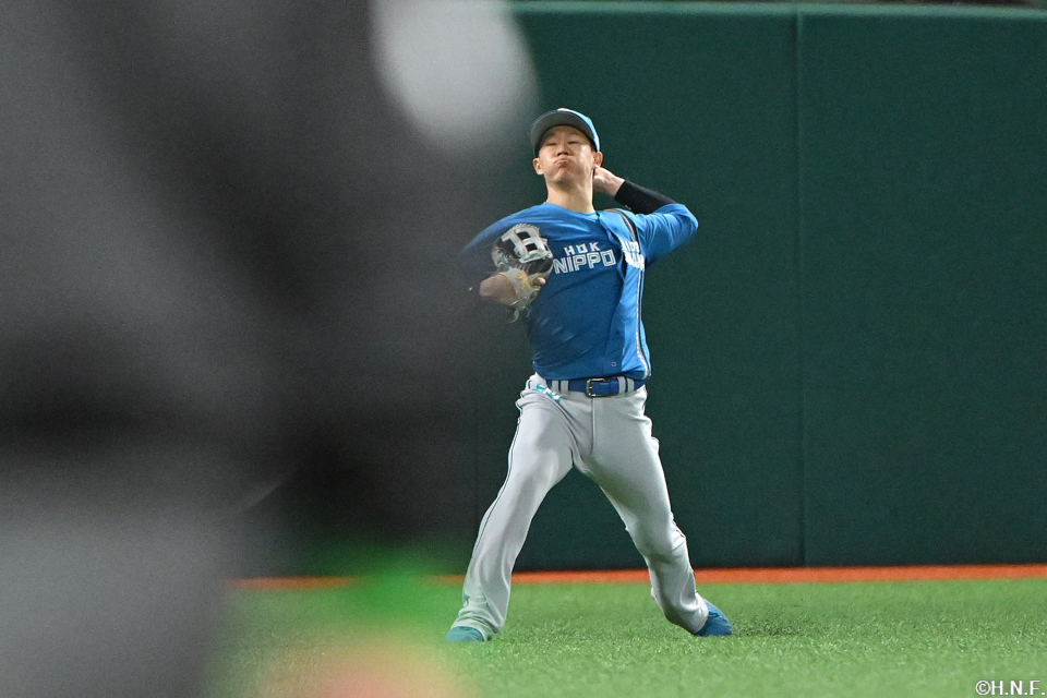 4回裏、好守を見せる矢澤選手