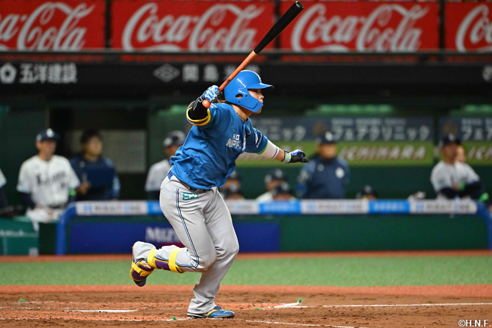 5回表、ライトへヒットを放つ田宮選手