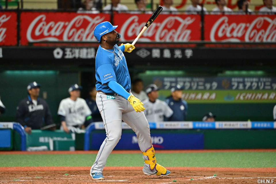 9回表、本塁打を放つレイエス選手01