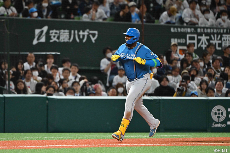 9回表、本塁打を放つレイエス選手02