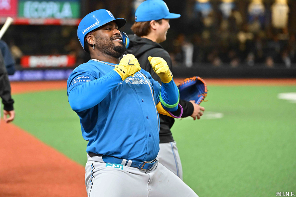 9回表、本塁打を放つレイエス選手03