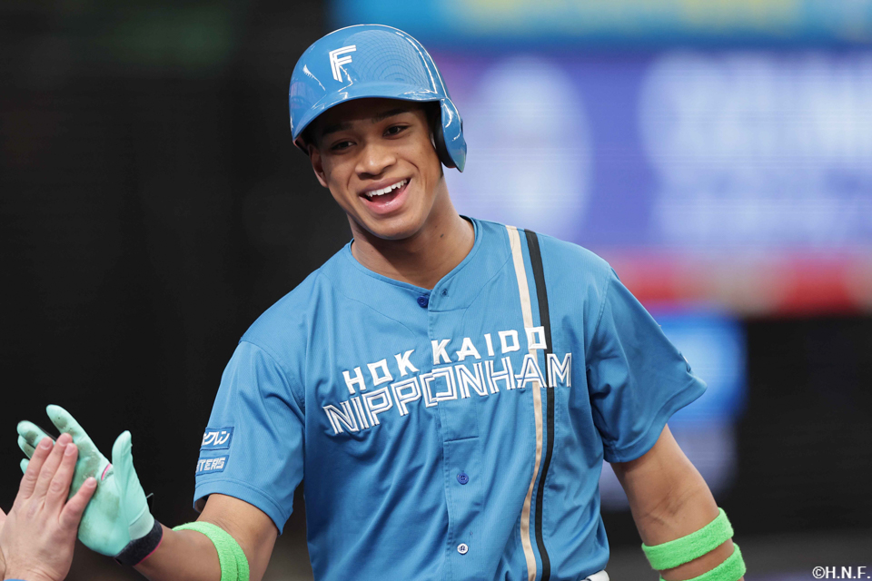 1回表、生還した万波選手