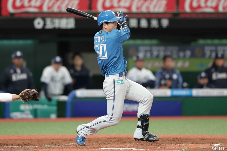 4回表、レフトへ適時打を放つ郡司選手