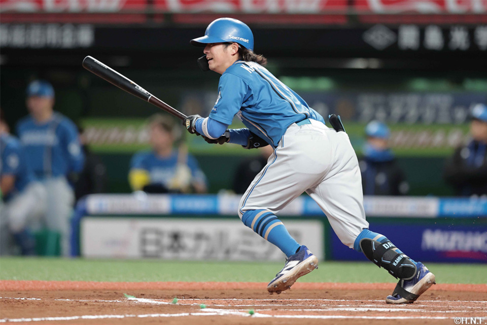 10回表、センターへ勝ち越し適時打を放つ上川畑選手