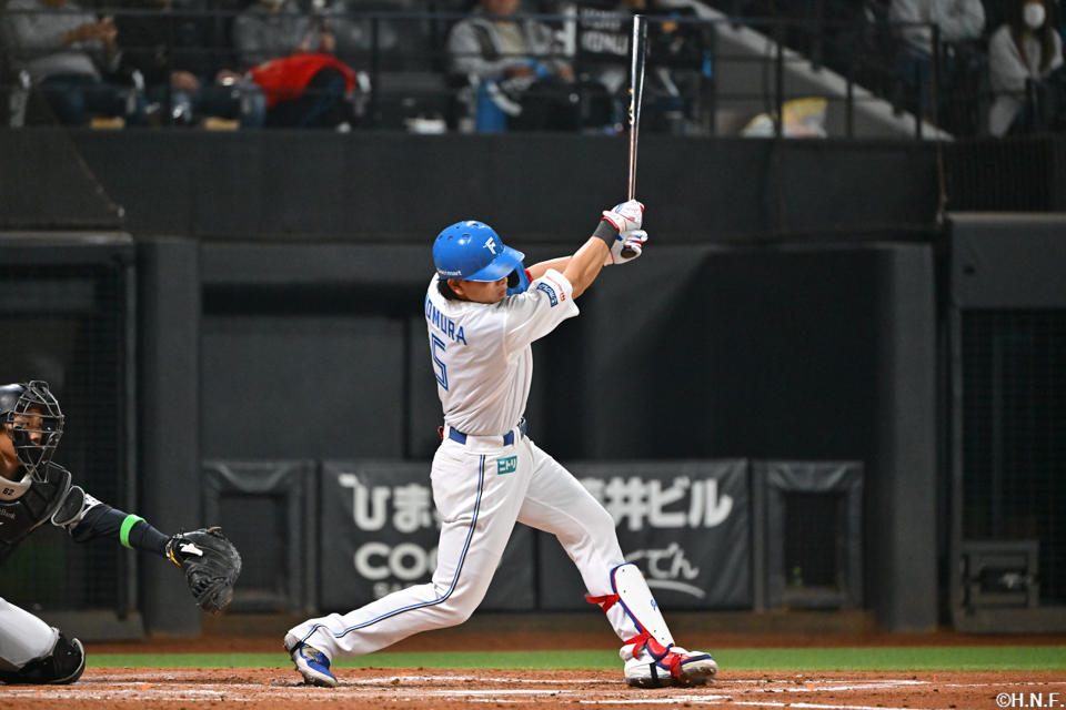 2回裏、レフトへ本塁打を放つ野村選手01