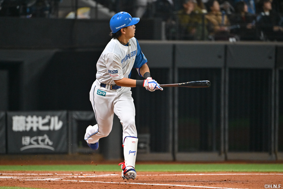 2回裏、レフトへ本塁打を放つ野村選手02