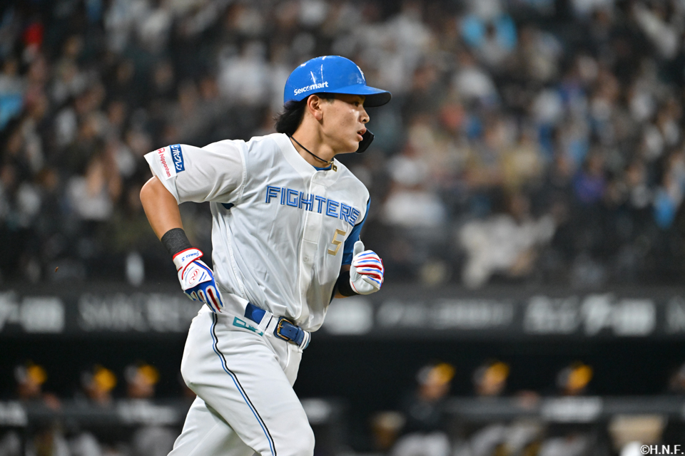 2回裏、レフトへ本塁打を放つ野村選手04