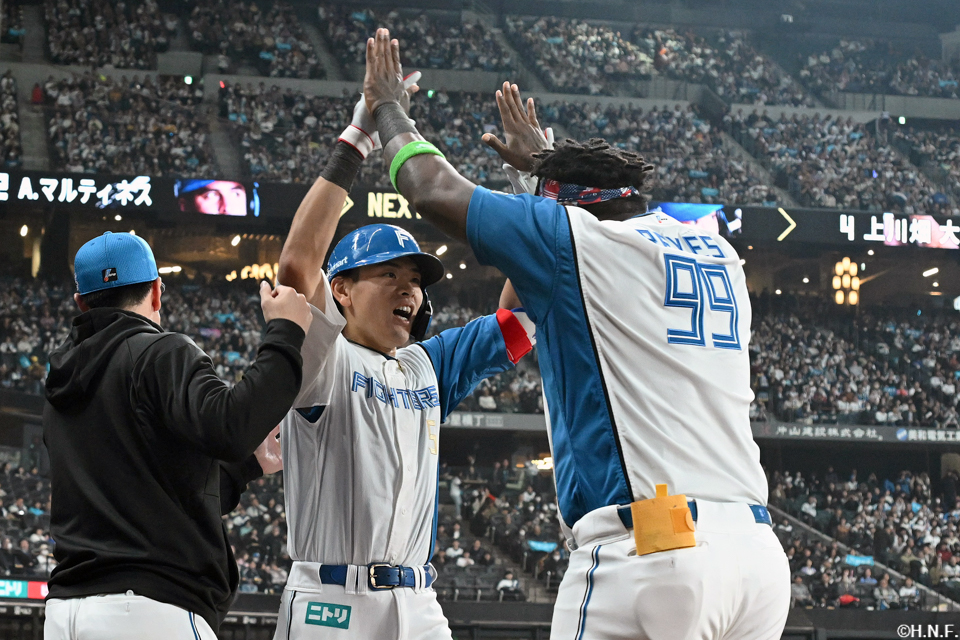 2回裏、レフトへ本塁打を放つ野村選手05