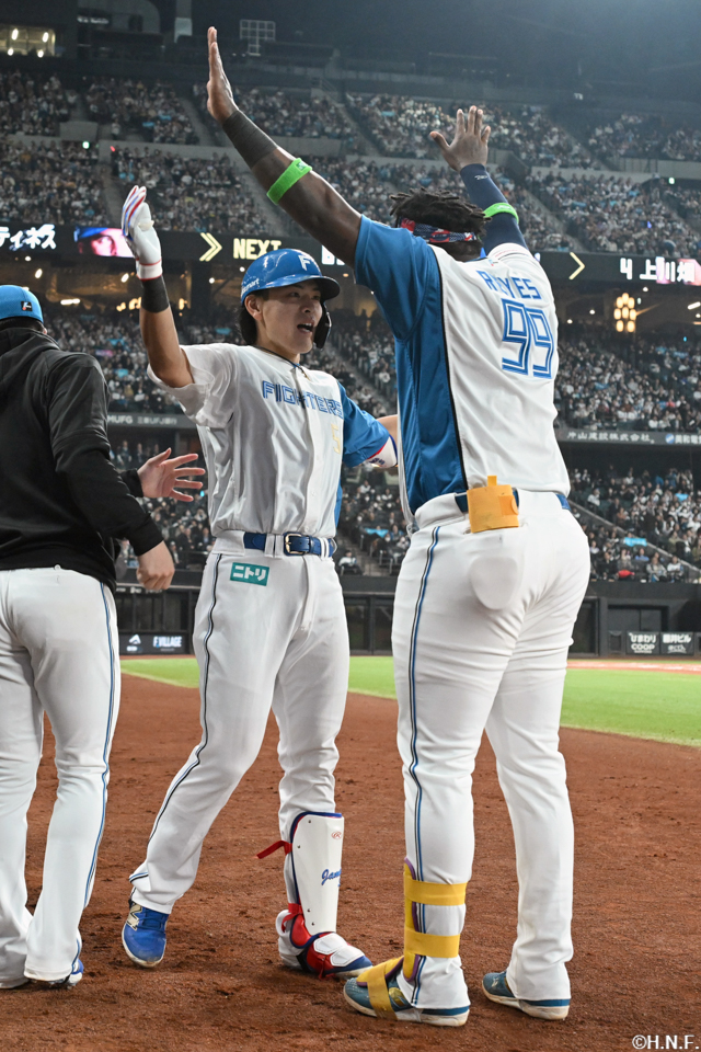 2回裏、レフトへ本塁打を放つ野村選手06