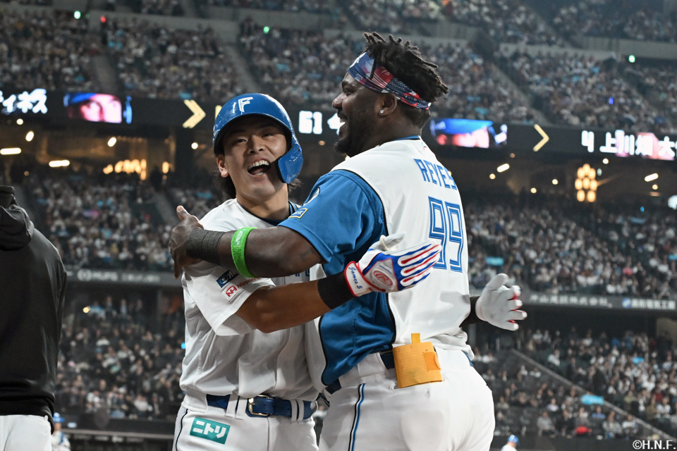 2回裏、レフトへ本塁打を放つ野村選手07