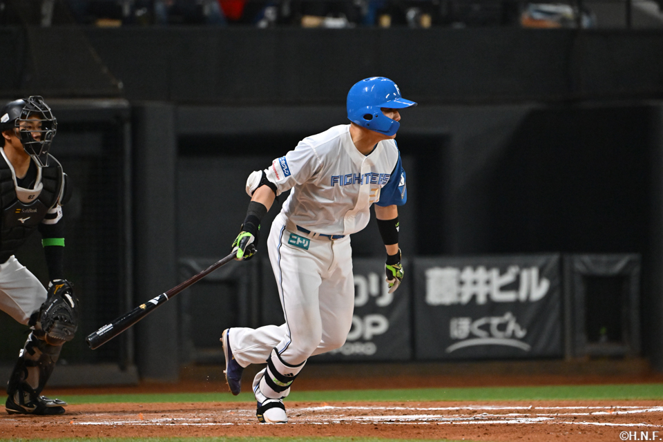 6回裏、ライトへヒットを放つ清宮選手01