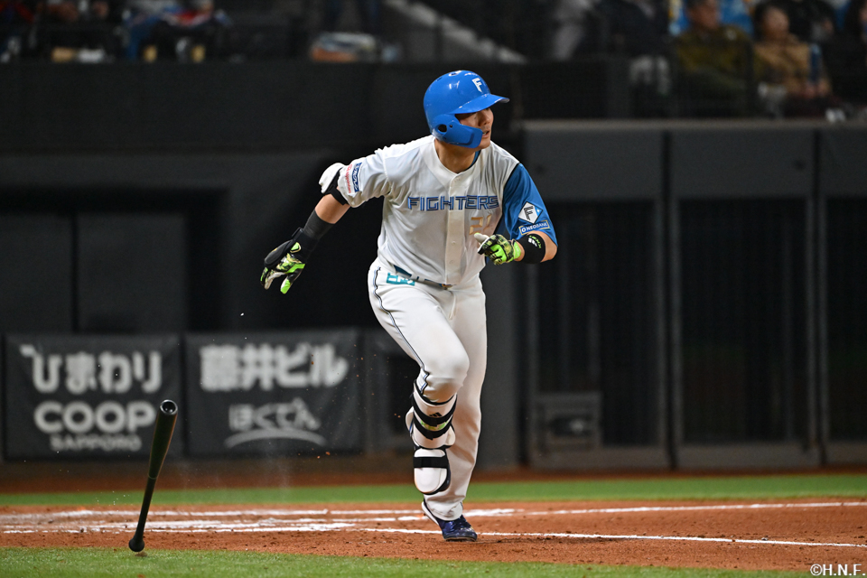 6回裏、ライトへヒットを放つ清宮選手02