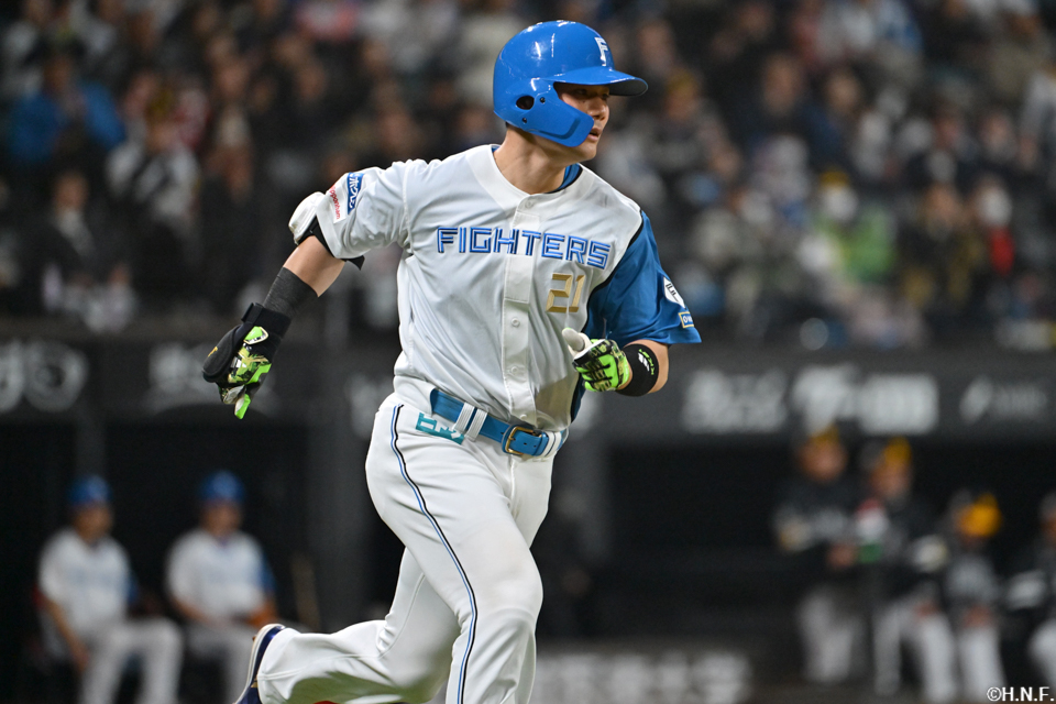 6回裏、ライトへヒットを放つ清宮選手03