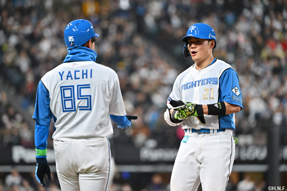 6回裏、ライトへヒットを放つ清宮選手04