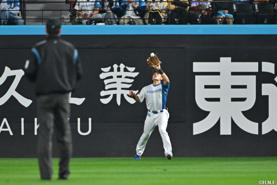 8回表、好守をみせる野村選手