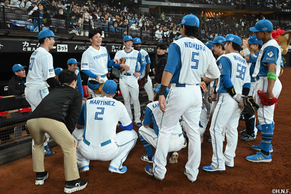 試合前、円陣を組む選手たち01