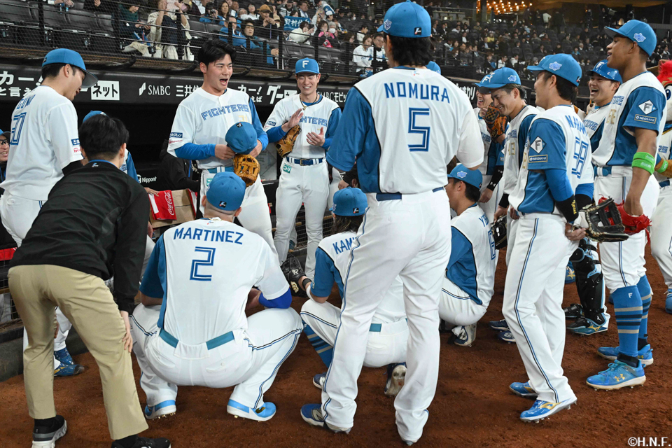 試合前、円陣を組む選手たち02