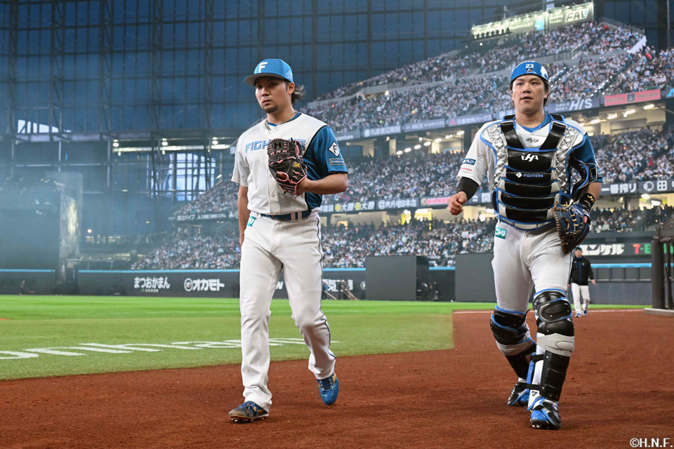 試合前の伊藤投手と伏見選手