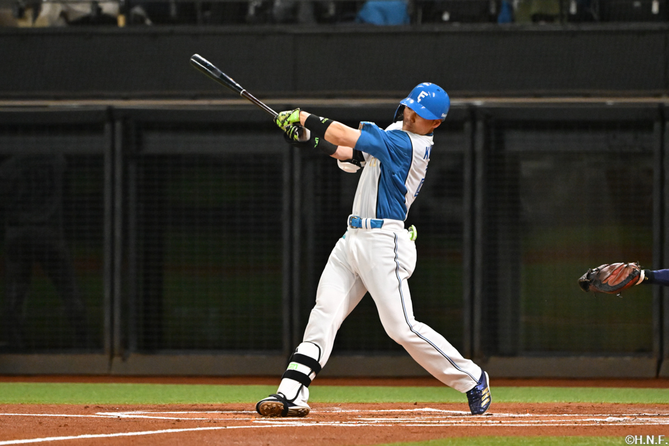 1回裏、センターへヒットを放つ清宮選手01