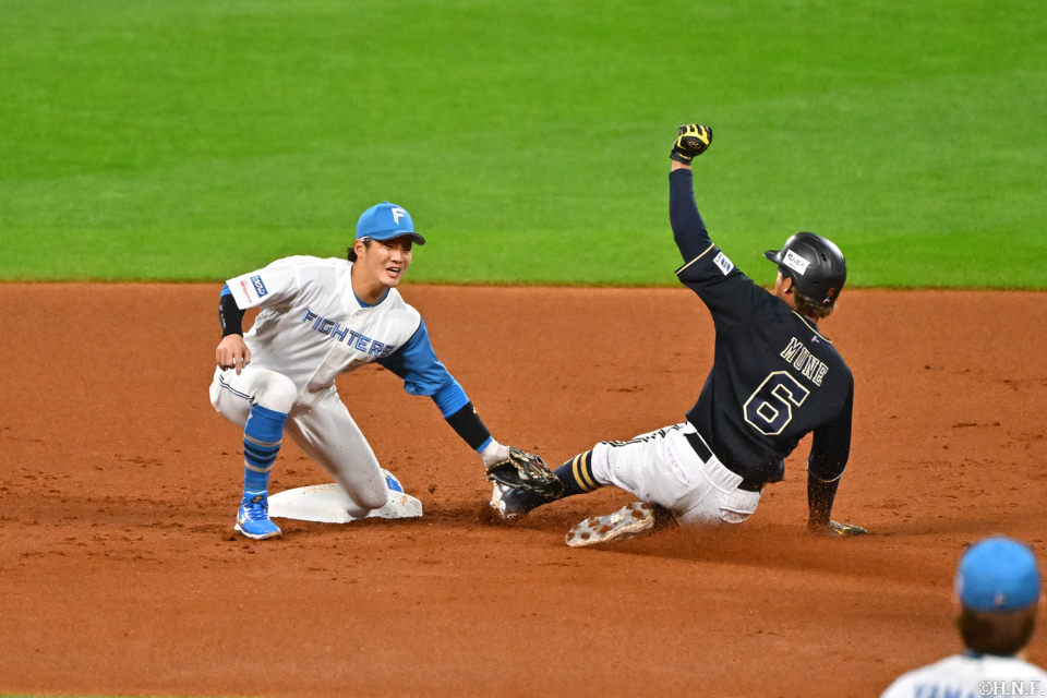 2回表、盗塁を阻止する奈良間選手