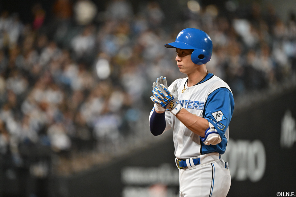 2回裏、ライトへヒットを放つ松本剛選手