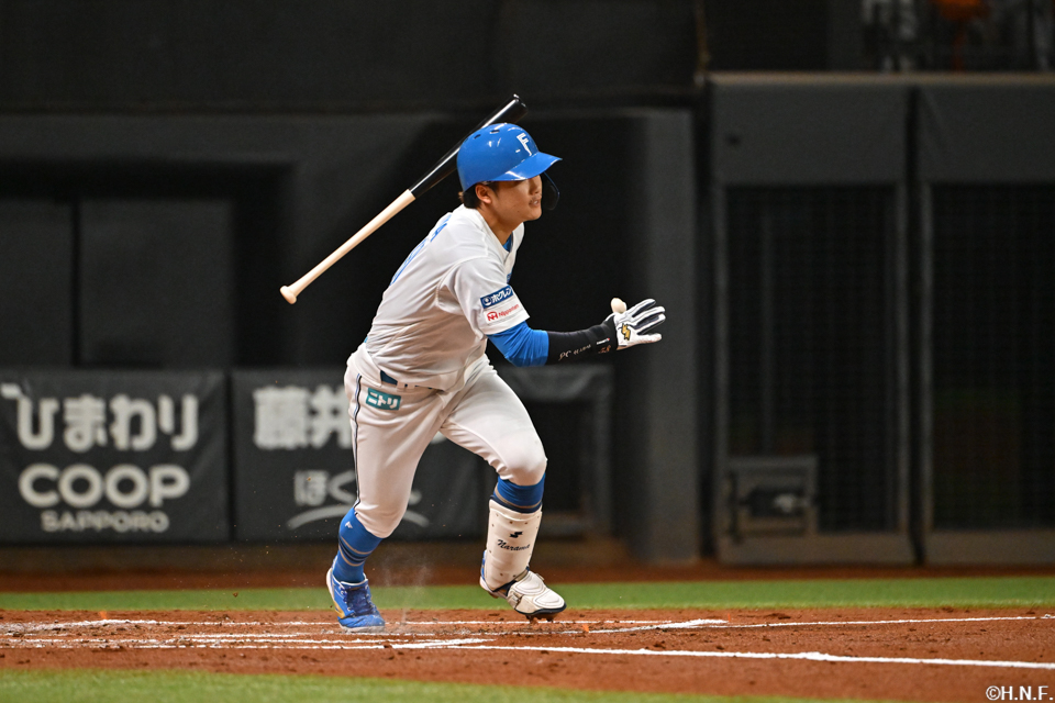 2回裏、センターへヒットを放つ奈良間選手01
