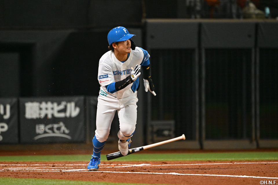 2回裏、センターへヒットを放つ奈良間選手02