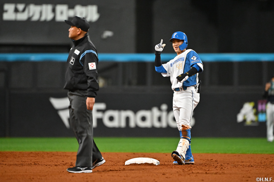 2回裏、センターへヒットを放つ奈良間選手03