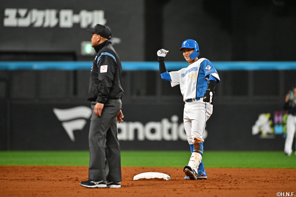 2回裏、センターへヒットを放つ奈良間選手04