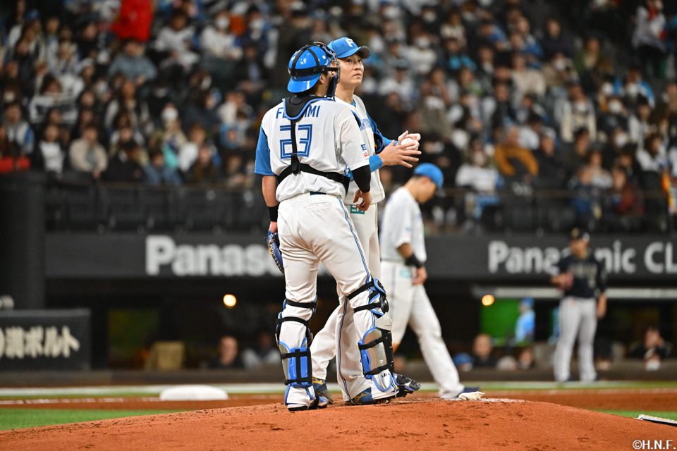 3回表、マウンドに集まる山﨑福投手と伏見選手01