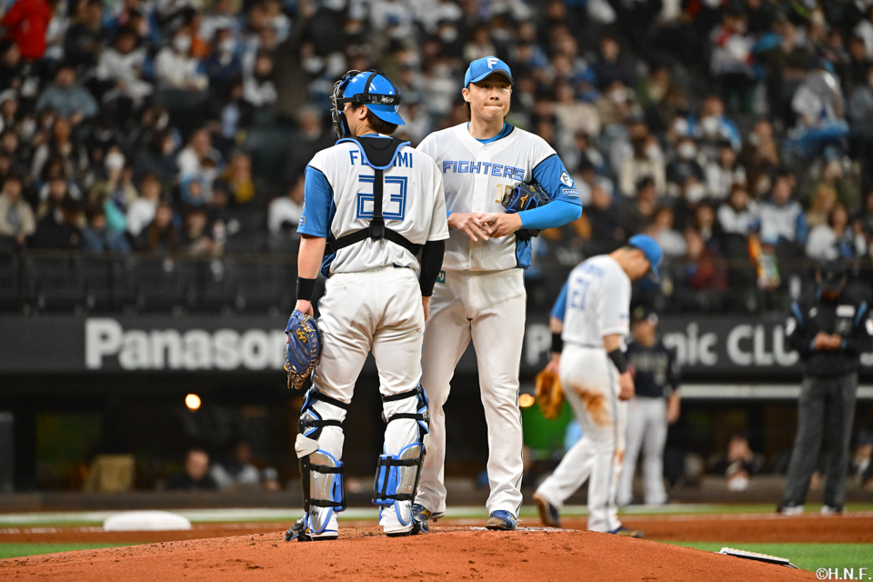 3回表、マウンドに集まる山﨑福投手と伏見選手02
