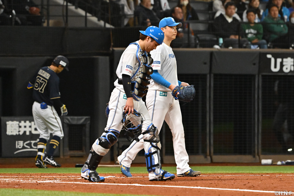 3回表、マウンドに集まる山﨑福投手と伏見選手03