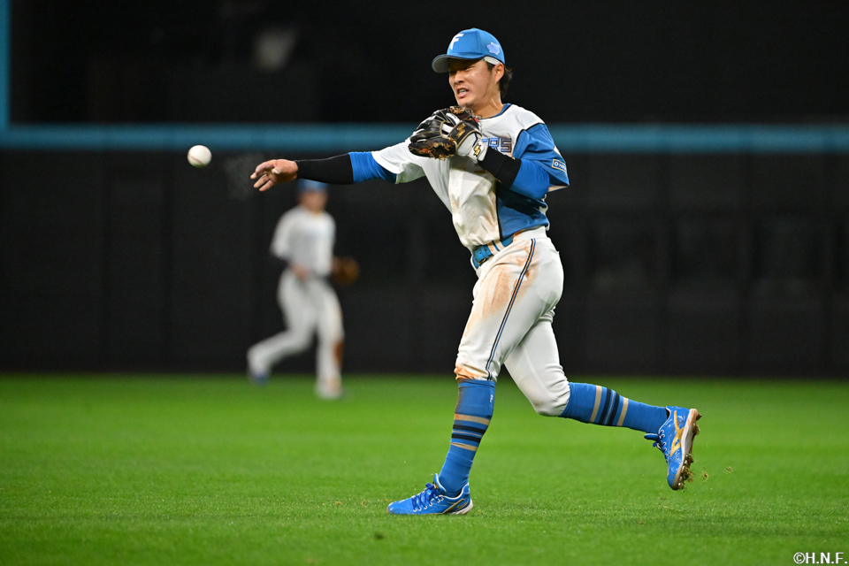 4回表、好守をみせる奈良間選手01