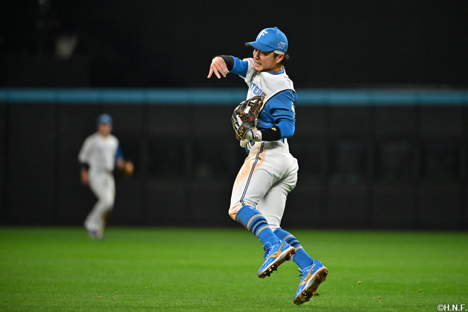 4回表、好守をみせる奈良間選手02