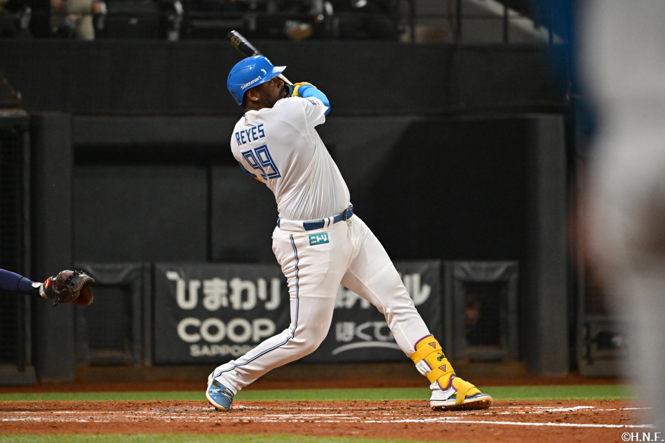 4回裏、レフトへ本塁打を放つレイエス選手01