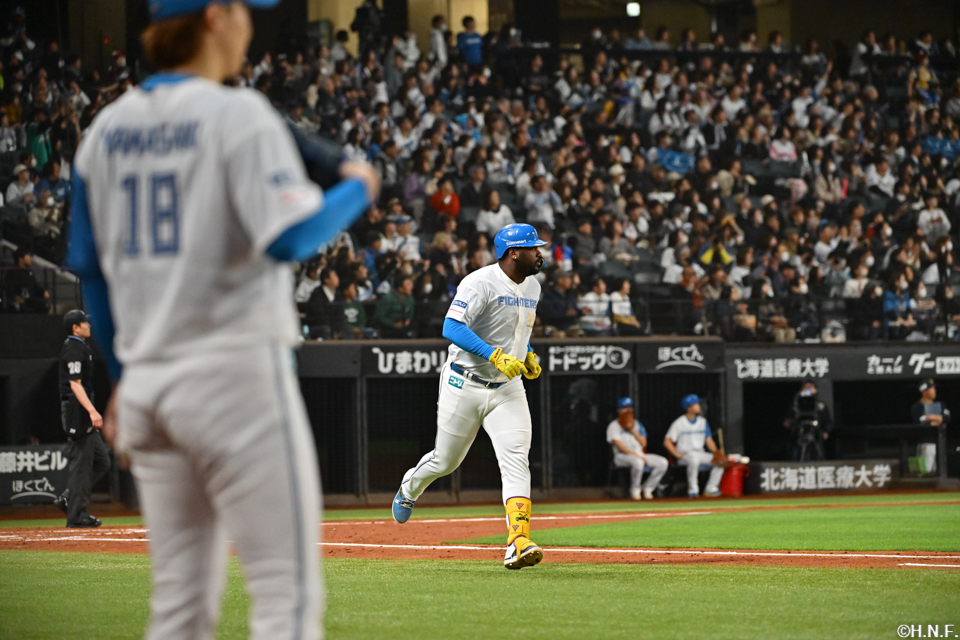 4回裏、レフトへ本塁打を放つレイエス選手02