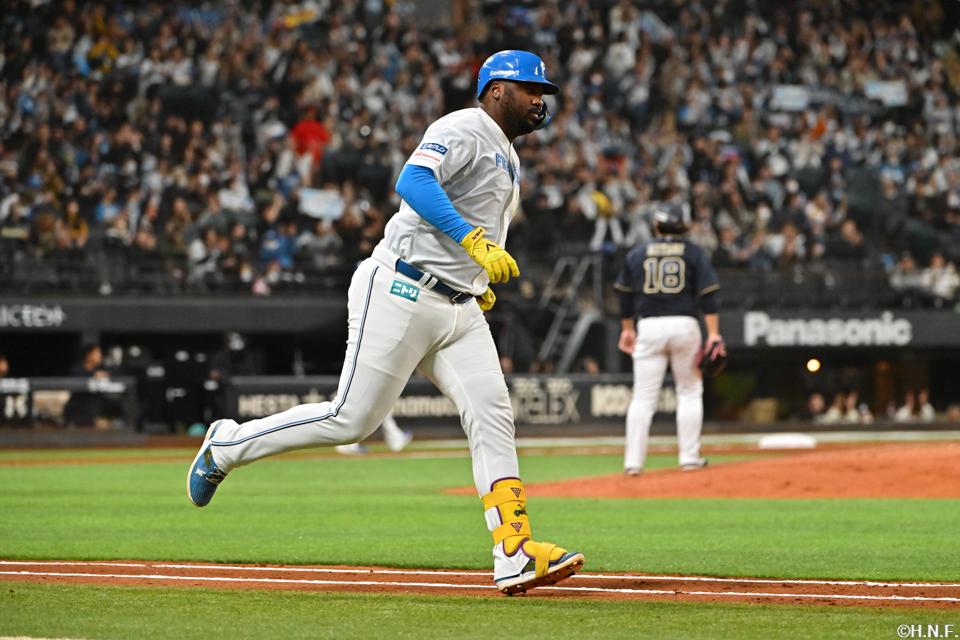 4回裏、レフトへ本塁打を放つレイエス選手03
