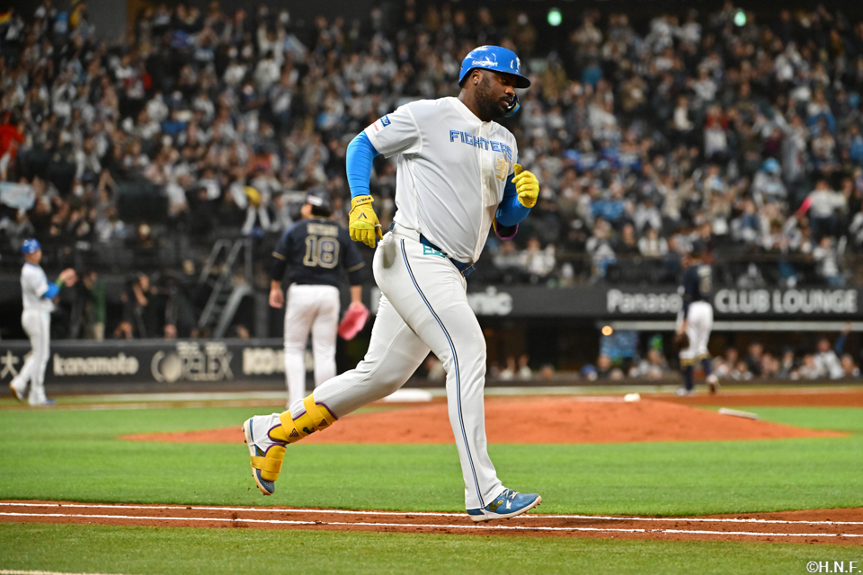4回裏、レフトへ本塁打を放つレイエス選手04