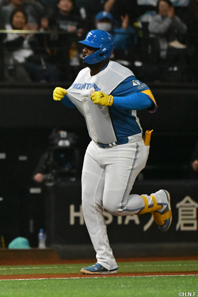 4回裏、レフトへ本塁打を放つレイエス選手06