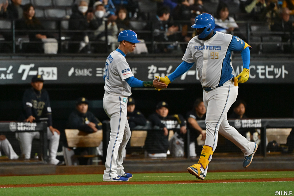 4回裏、レフトへ本塁打を放つレイエス選手07