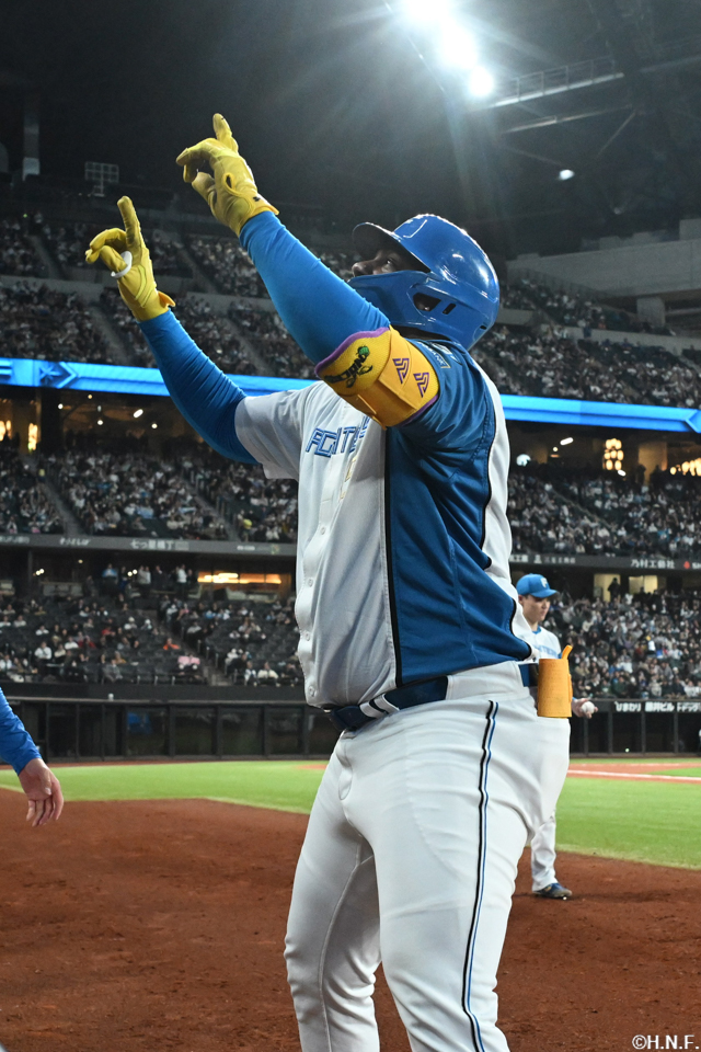 4回裏、レフトへ本塁打を放つレイエス選手08