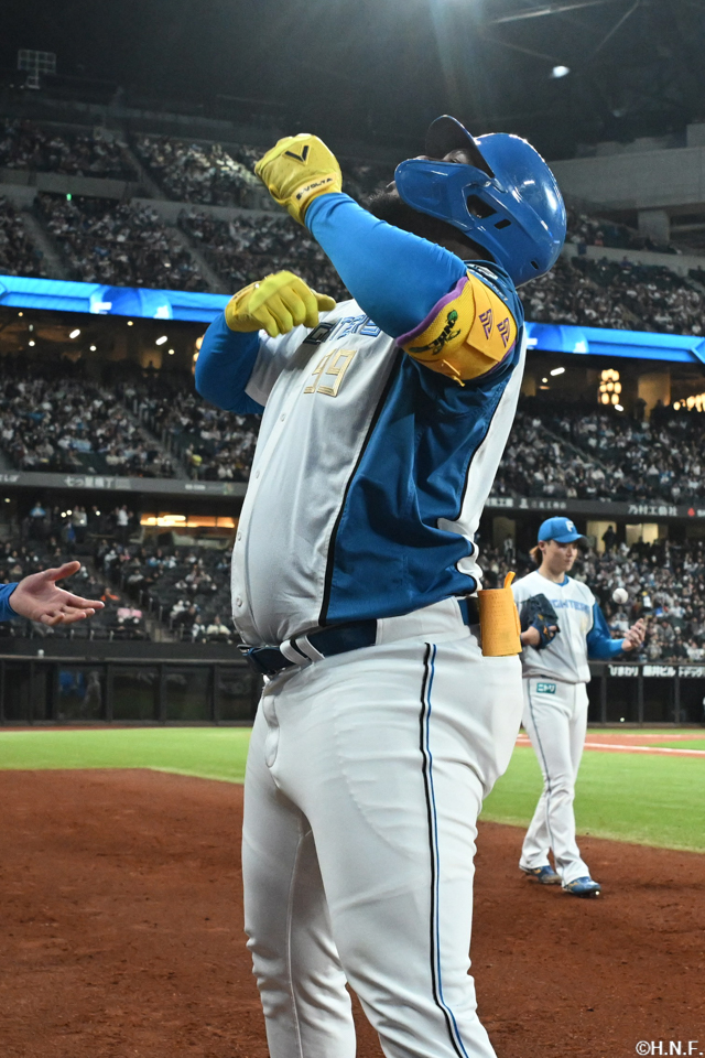 4回裏、レフトへ本塁打を放つレイエス選手09