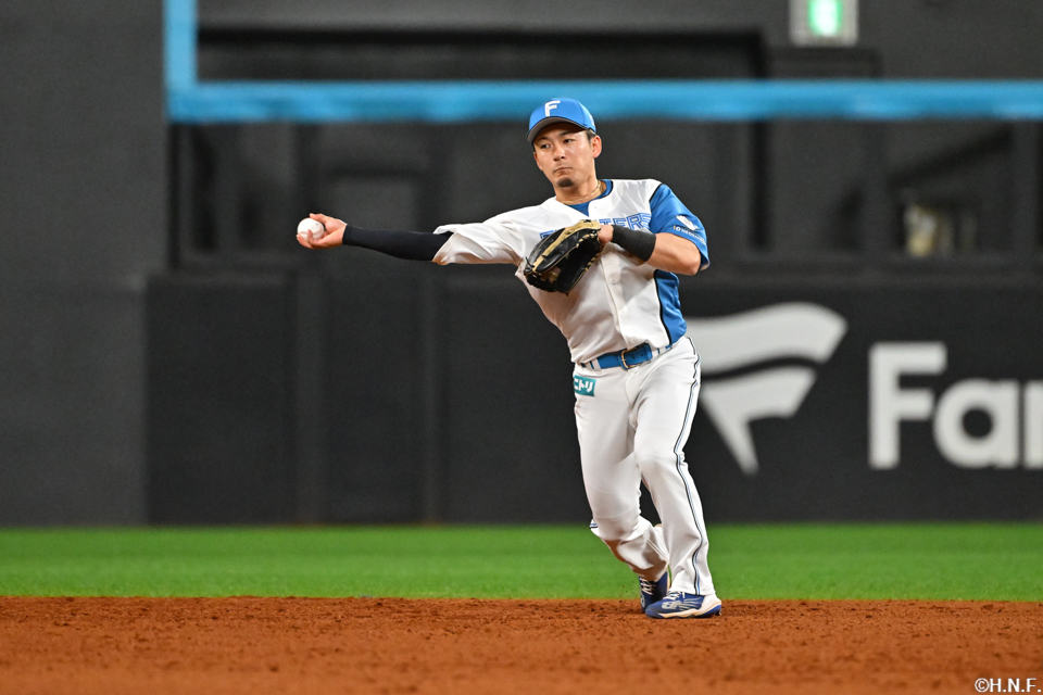 5回表、好守をみせる水野選手01