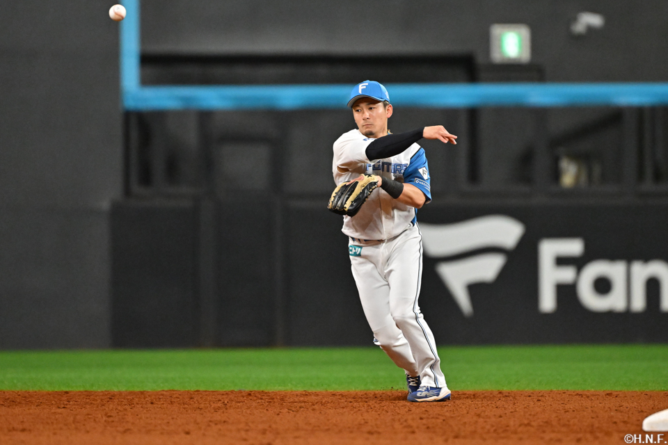 5回表、好守をみせる水野選手02