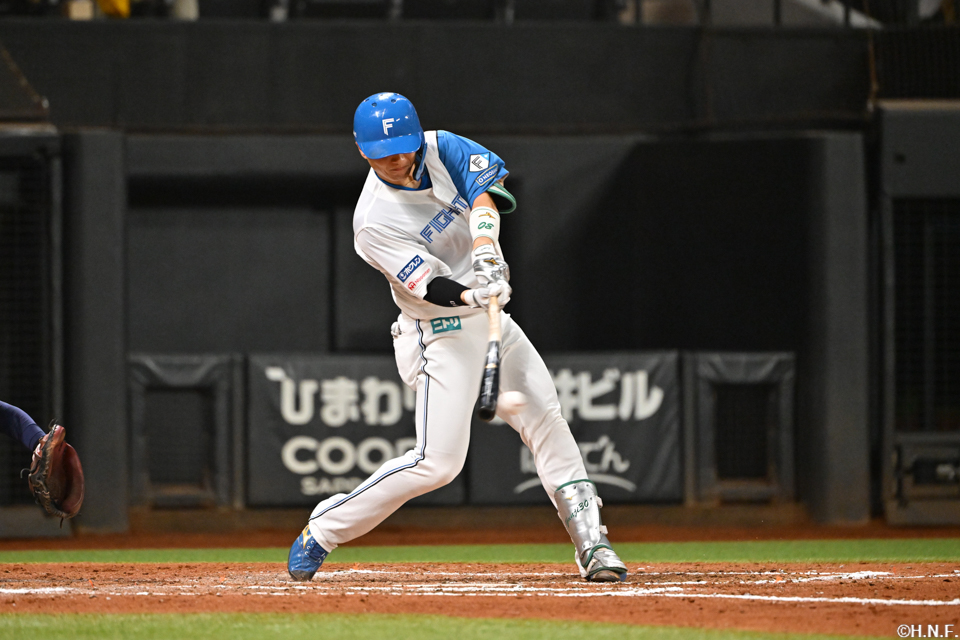 8回裏、内野安打を放つ郡司選手01