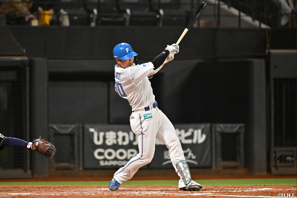 8回裏、内野安打を放つ郡司選手02