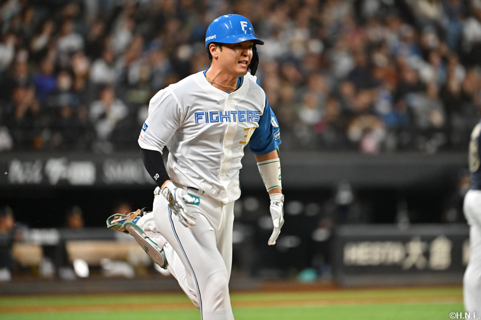 8回裏、内野安打を放つ郡司選手03